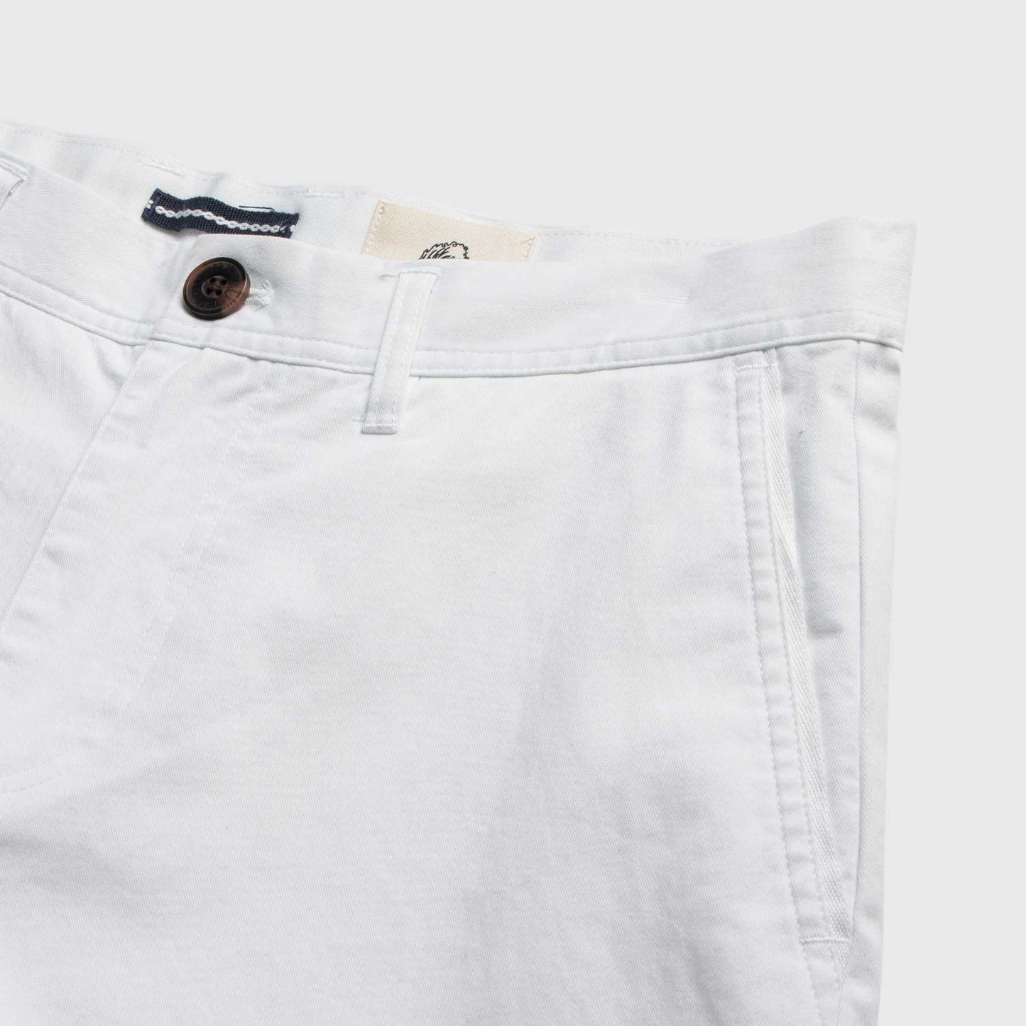 Andrew 7.5" Stretch Twill Short - Brilliant White - Convenient store