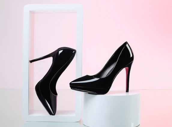 Stiletto pointed high heels - Convenient store