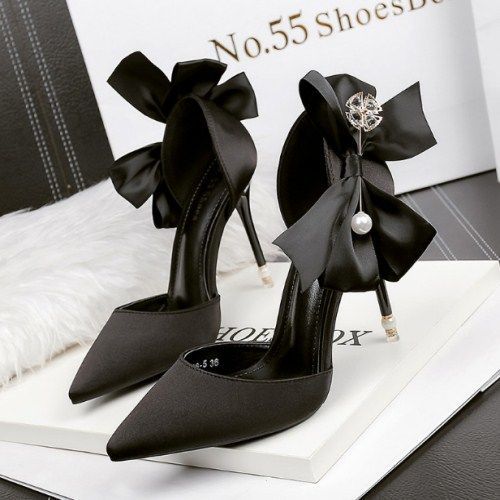 Pointed high heels - Convenient store
